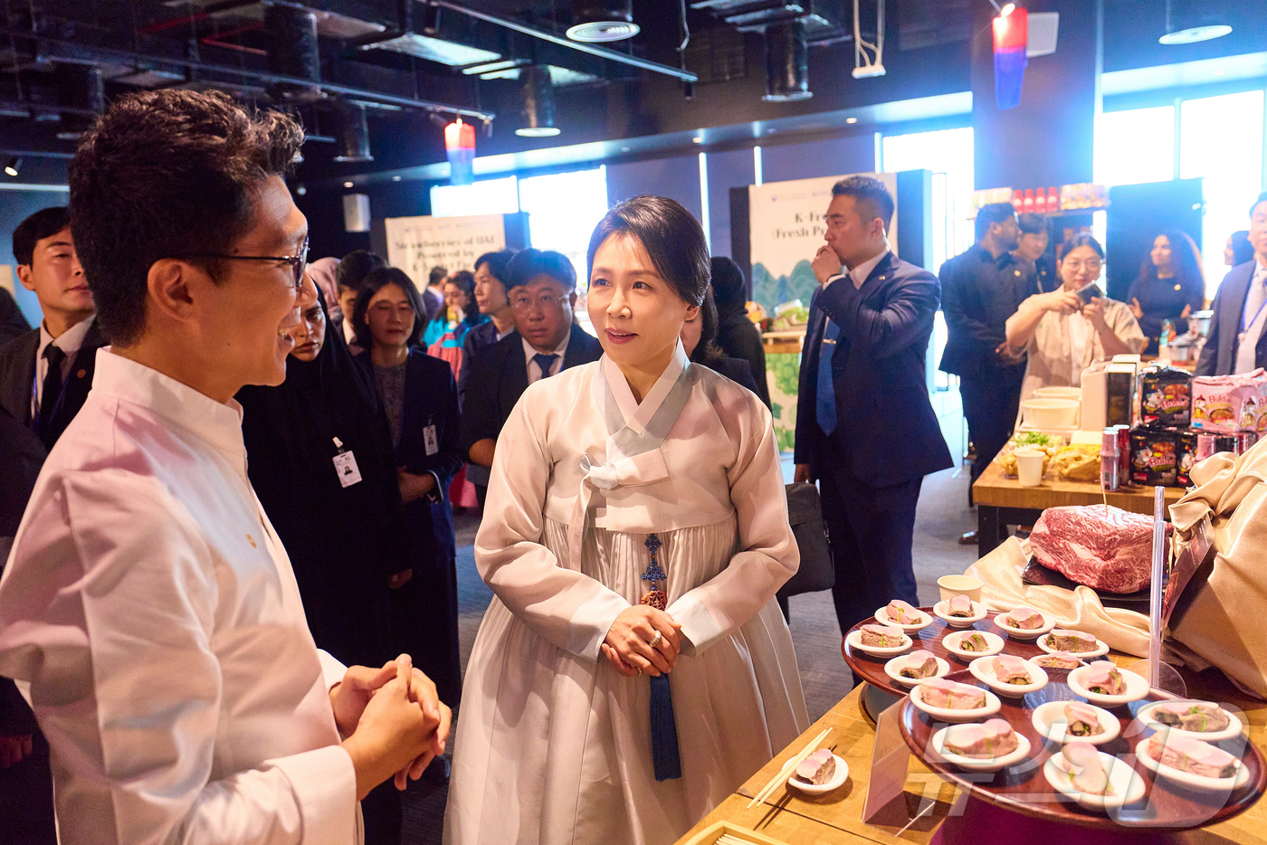 (서울=뉴스1) 이재명 기자 = 김혜경 여사가 19일(현지시간) 아부다비 주UAE한국문화원에서 열린 할랄 K-푸드 홍보행사에서 상품을 살펴보고 있다. (대통령실 제공. 재판매 및 …