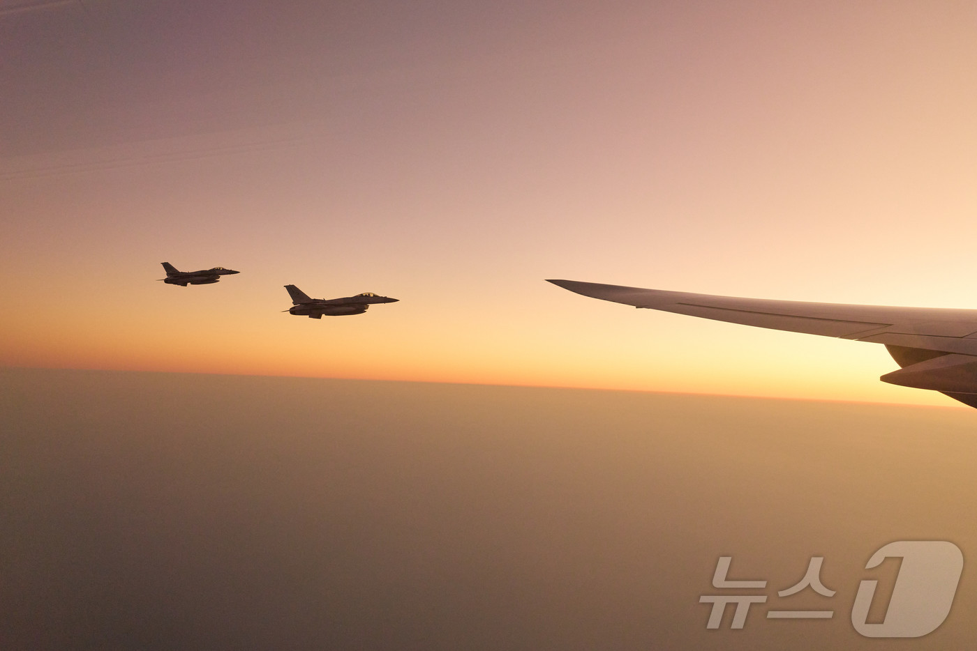 (서울=뉴스1) 이재명 기자 = 아랍에미리트(UAE) 국빈 방문 일정을 마친 이재명 대통령과 김혜경 여사가 탑승한 공군 1호기가 19일(현지시간) UAE 공군 전투기의 호위 비행을 …