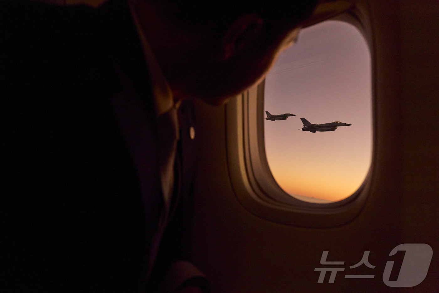 (서울=뉴스1) 이재명 기자 = 아랍에미리트(UAE) 국빈 방문 일정을 마친 이재명 대통령과 김혜경 여사가 탑승한 공군 1호기가 19일(현지시간) UAE 공군 전투기의 호위 비행을 …