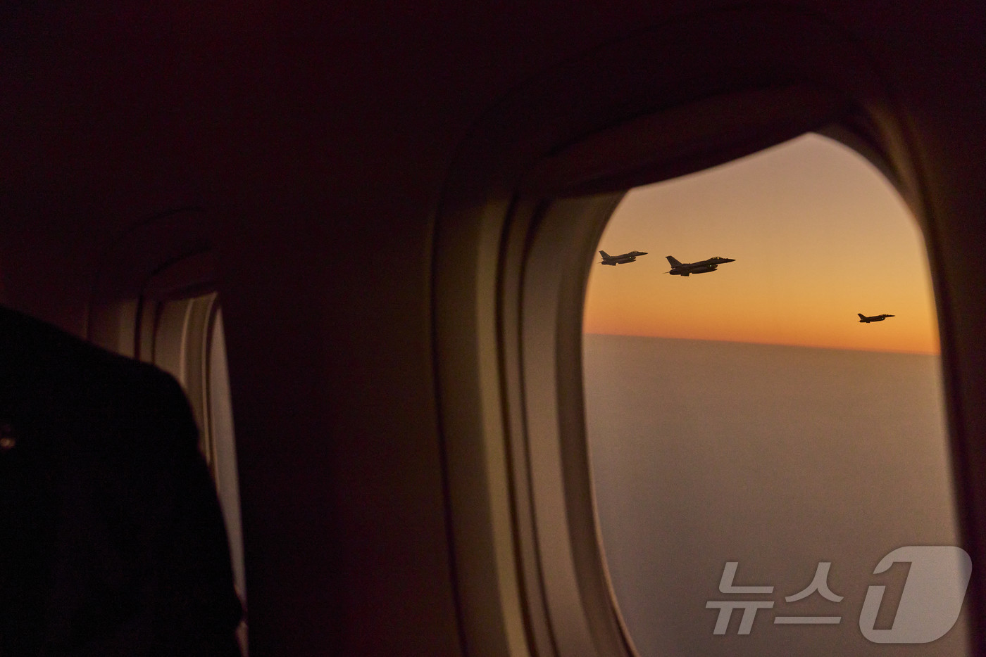 (서울=뉴스1) 이재명 기자 = 아랍에미리트(UAE) 국빈 방문 일정을 마친 이재명 대통령과 김혜경 여사가 탑승한 공군 1호기가 19일(현지시간) UAE 공군 전투기의 호위 비행을 …