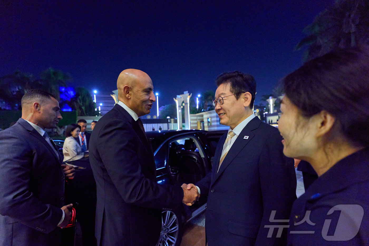 (서울=뉴스1) 이재명 기자 = 이집트를 공식 방문한 이재명 대통령이 19일(현지시간) 카이로 국제공항에서 환영인사들과 인사를 나누고 있다. (대통령실 제공. 재판매 및 DB 금지 …
