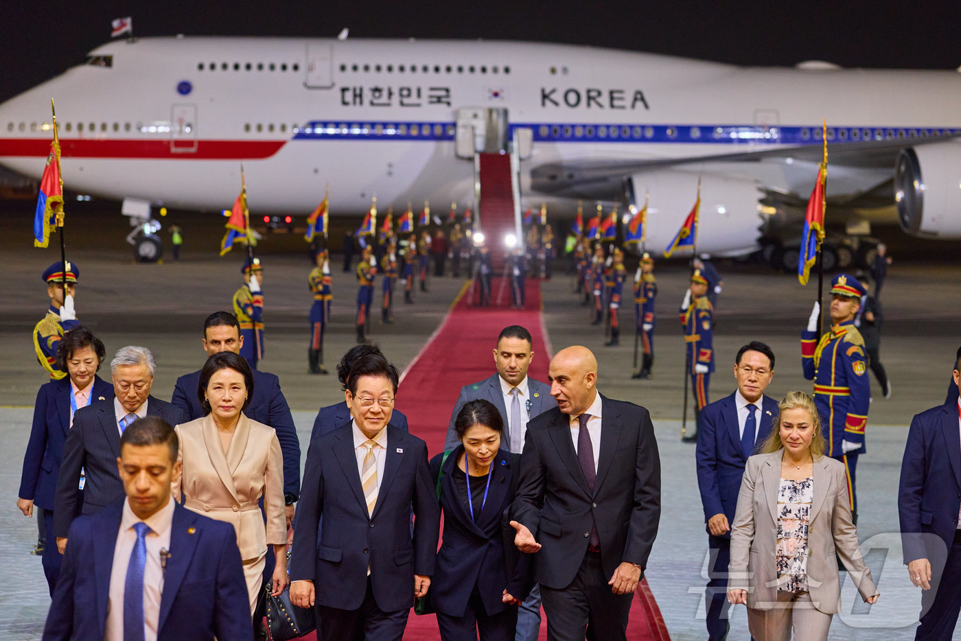 (서울=뉴스1) 이재명 기자 = 이집트를 공식 방문한 이재명 대통령과 김혜경 여사가 19일(현지시간) 카이로 국제공항에서 이동하고 있다. (대통령실 제공. 재판매 및 DB 금지) …