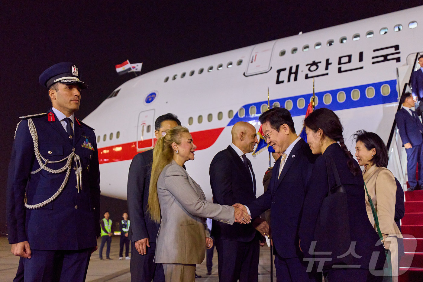 (서울=뉴스1) 이재명 기자 = 이집트를 공식 방문한 이재명 대통령이 19일(현지시간) 카이로 국제공항에서 환영인사들과 인사를 나누고 있다. (대통령실 제공. 재판매 및 DB 금지 …