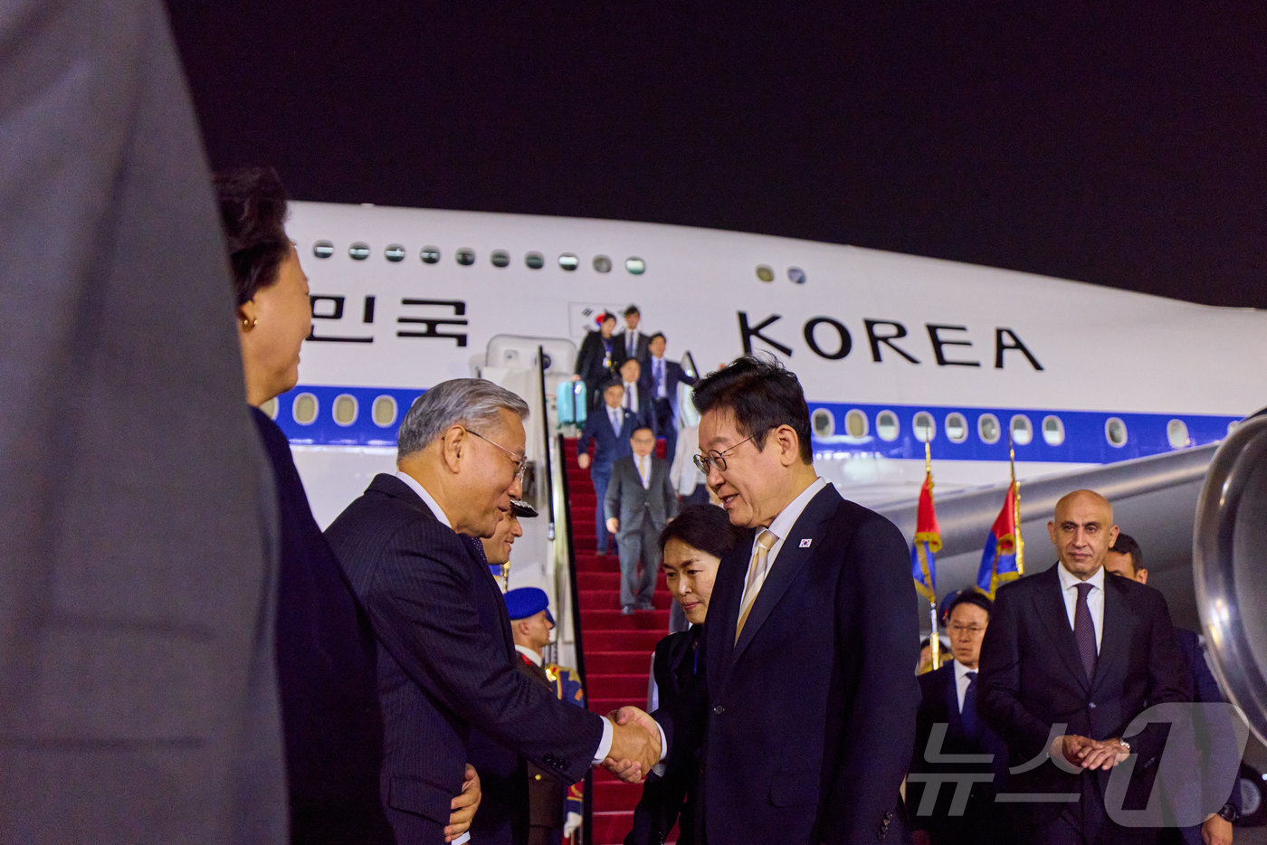 (서울=뉴스1) 이재명 기자 = 이집트를 공식 방문한 이재명 대통령과 김혜경 여사가 19일(현지시간) 카이로 국제공항에서 환영인사들과 인사를 나누고 있다. (대통령실 제공. 재판매 …