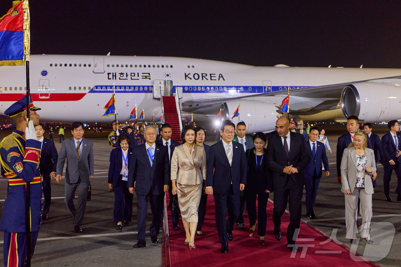 (서울=뉴스1) 이재명 기자 = 이집트를 공식 방문한 이재명 대통령과 김혜경 여사가 19일(현지시간) 카이로 국제공항에서 이동하고 있다. (대통령실 제공. 재판매 및 DB 금지) …