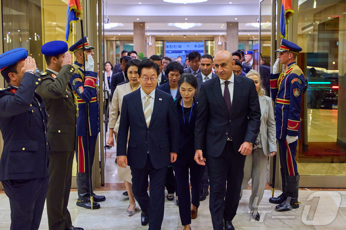 (서울=뉴스1) 이재명 기자 = 이집트를 공식 방문한 이재명 대통령과 김혜경 여사가 19일(현지시간) 카이로 국제공항에서 이동하고 있다. (대통령실 제공. 재판매 및 DB 금지) …