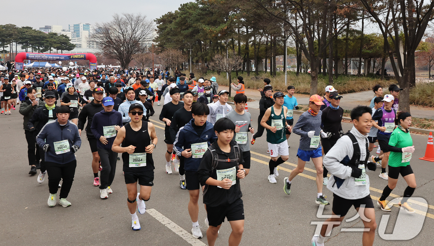 (서울=뉴스1) 장수영 기자 = 23일 오전 서울 마포구 상암평화의공원에서 열린 제10회 2025 김대중 평화 마라톤대회에 참가한 마라토너들이 힘차게 출발하고 있다. 2025.11 …