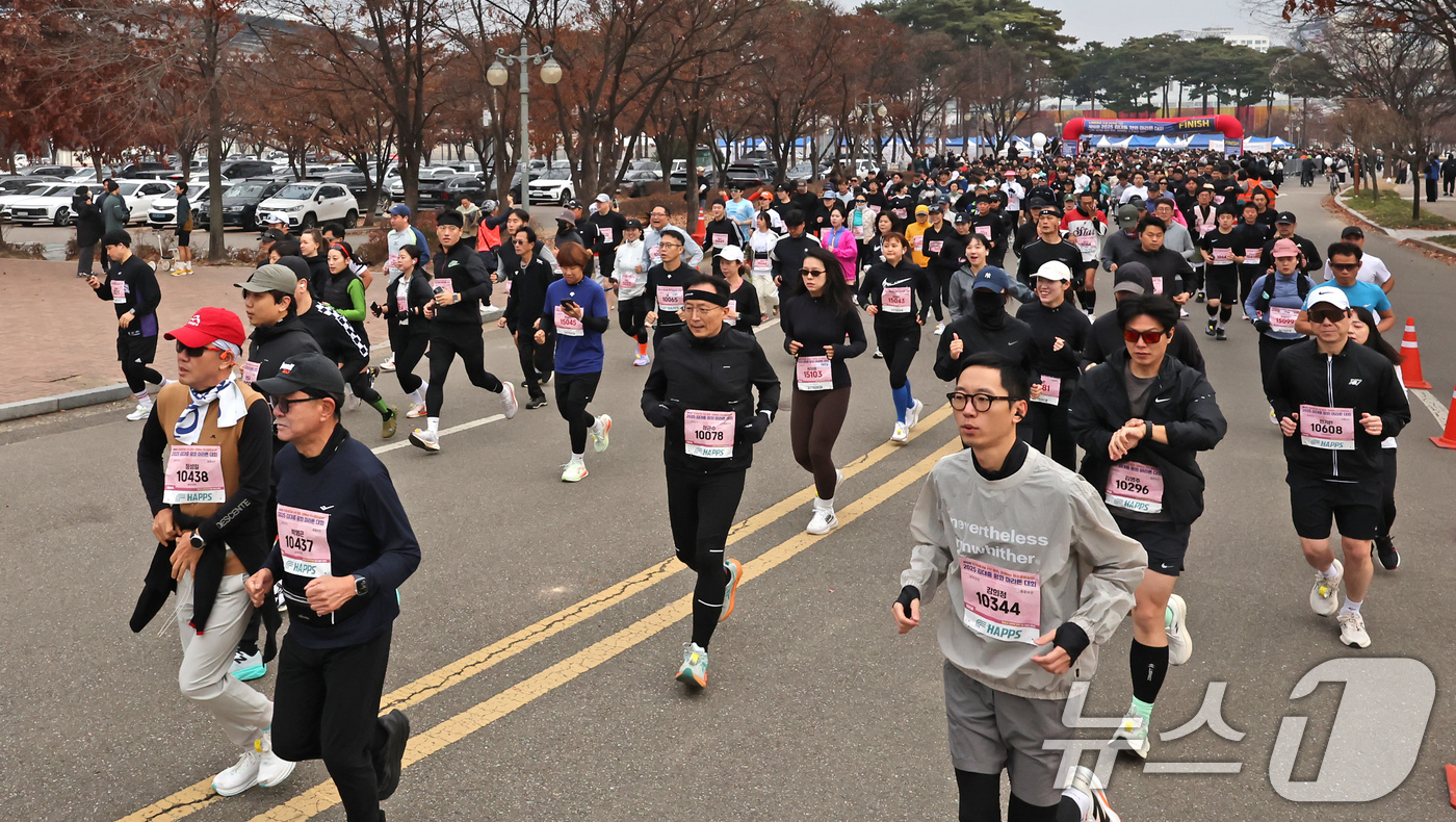 (서울=뉴스1) 장수영 기자 = 23일 오전 서울 마포구 상암평화의공원에서 열린 제10회 2025 김대중 평화 마라톤대회에 참가한 마라토너들이 힘차게 출발하고 있다. 2025.11 …