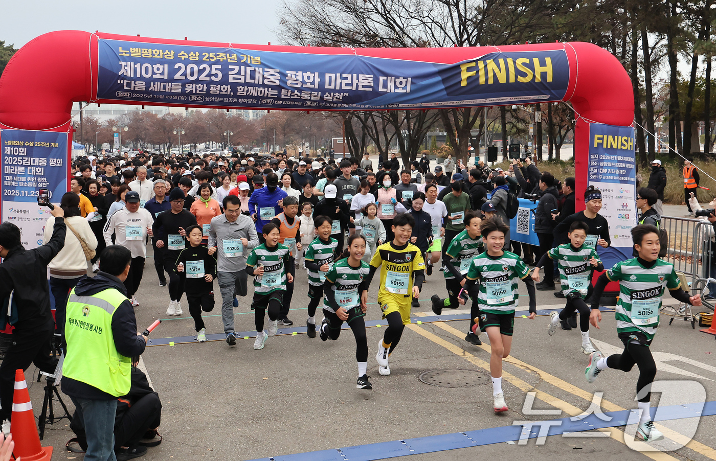 (서울=뉴스1) 장수영 기자 = 23일 오전 서울 마포구 상암평화의공원에서 열린 제10회 2025 김대중 평화 마라톤대회에 참가한 마라토너들이 힘차게 출발하고 있다. 2025.11 …