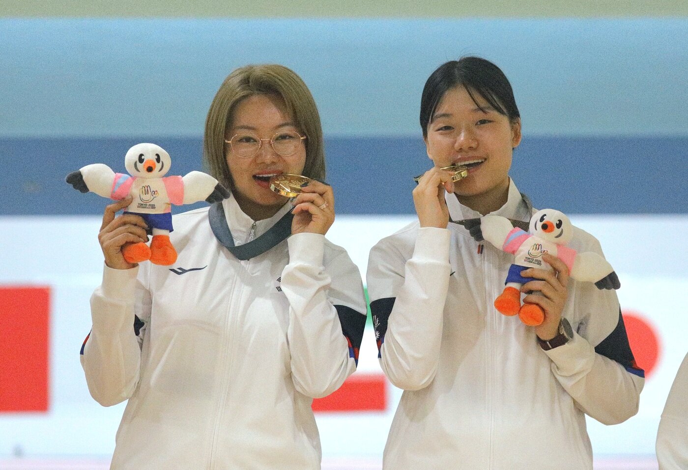 본문 이미지 - 볼링 여자 2인조에서 금메달을 획득한 이찬미&#40;왼쪽&#41;와 허선실.&#40;대한장애인체육회 제공&#41;