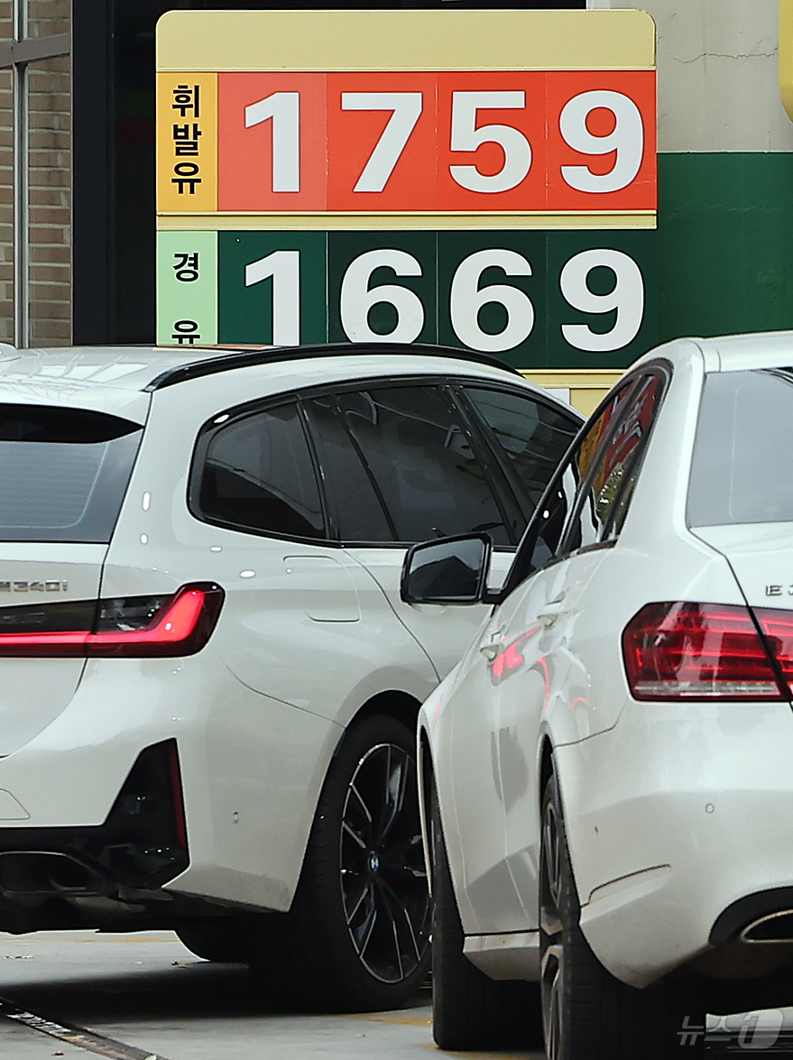 (서울=뉴스1) 김진환 기자 = 전국 주유소 휘발유와 경유의 가격이 3주 연속 상승했다.한국석유공사 유가정보시스템 오피넷에 따르면 11월 셋째 주 전국 주유소 휘발유 평균 판매가는 …