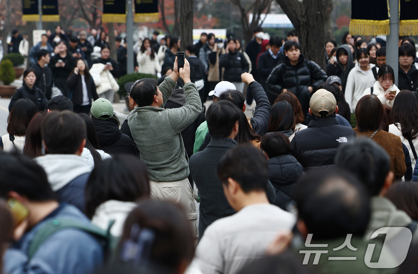 (서울=뉴스1) 김민지 기자 = 23일 오후 서울 동대문구 한국외국어대학교 서울캠퍼스에서 학부모들이 2026학년도 수시 모집 논술전형 논술고사를 마친 자녀들을 기다리고 있다.한국외 …