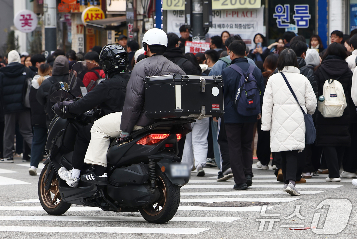 (서울=뉴스1) 김민지 기자 = 23일 오후 서울 동대문구 한국외국어대학교 서울캠퍼스에서 2026학년도 수시 모집 논술전형 논술고사를 마친 수험생이 퀵 오토바이를 타고 이동하고 있 …