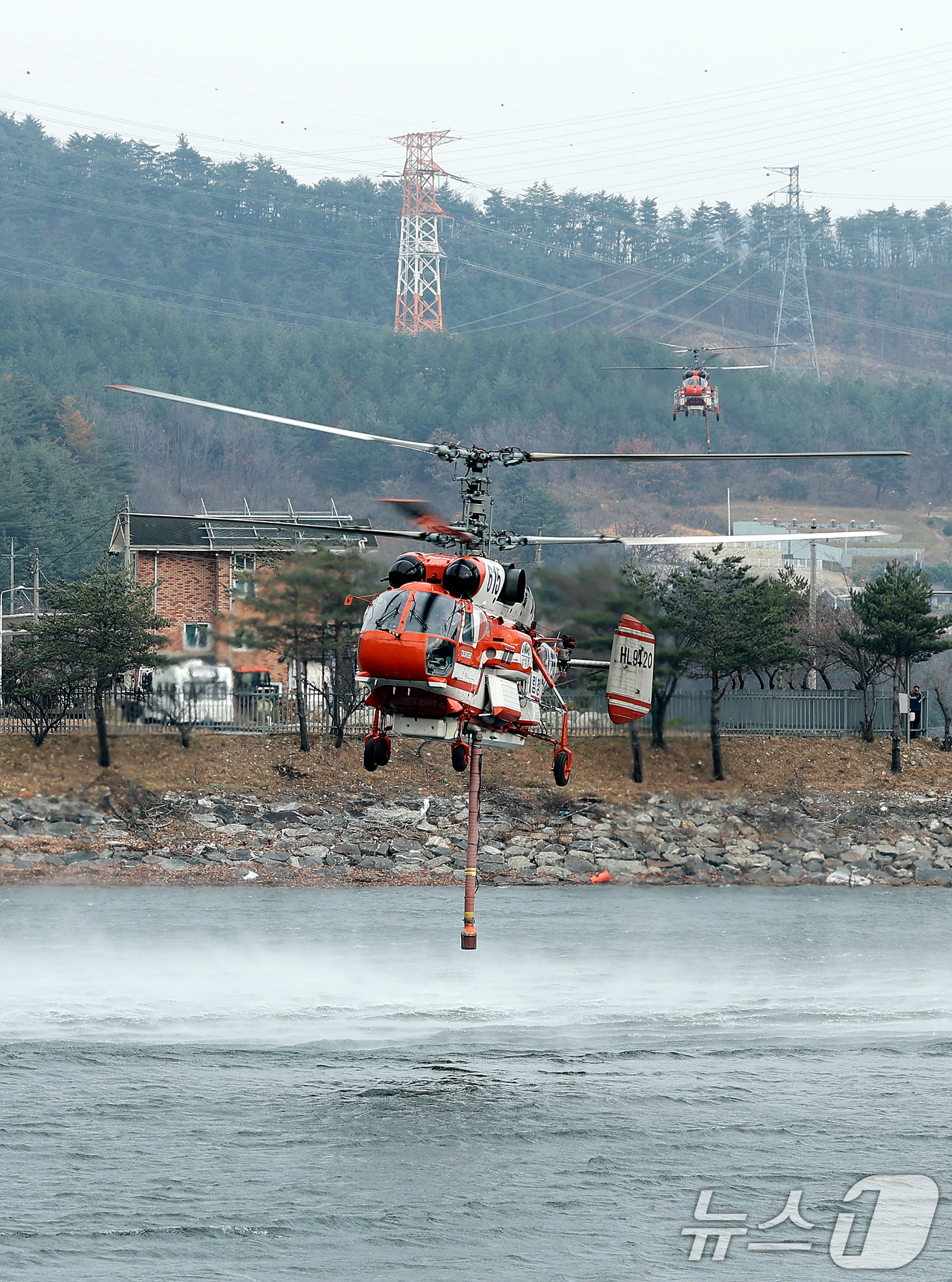 (양양=뉴스1) 이호윤 기자 = 지난 22일 오후 6시16분 강원 양양군 서면 서림리 방태산 인근 야산에서 발생한 산불이 16시간 만에 주불이 진화됐다. 사진은 23일 강원 양양군 …