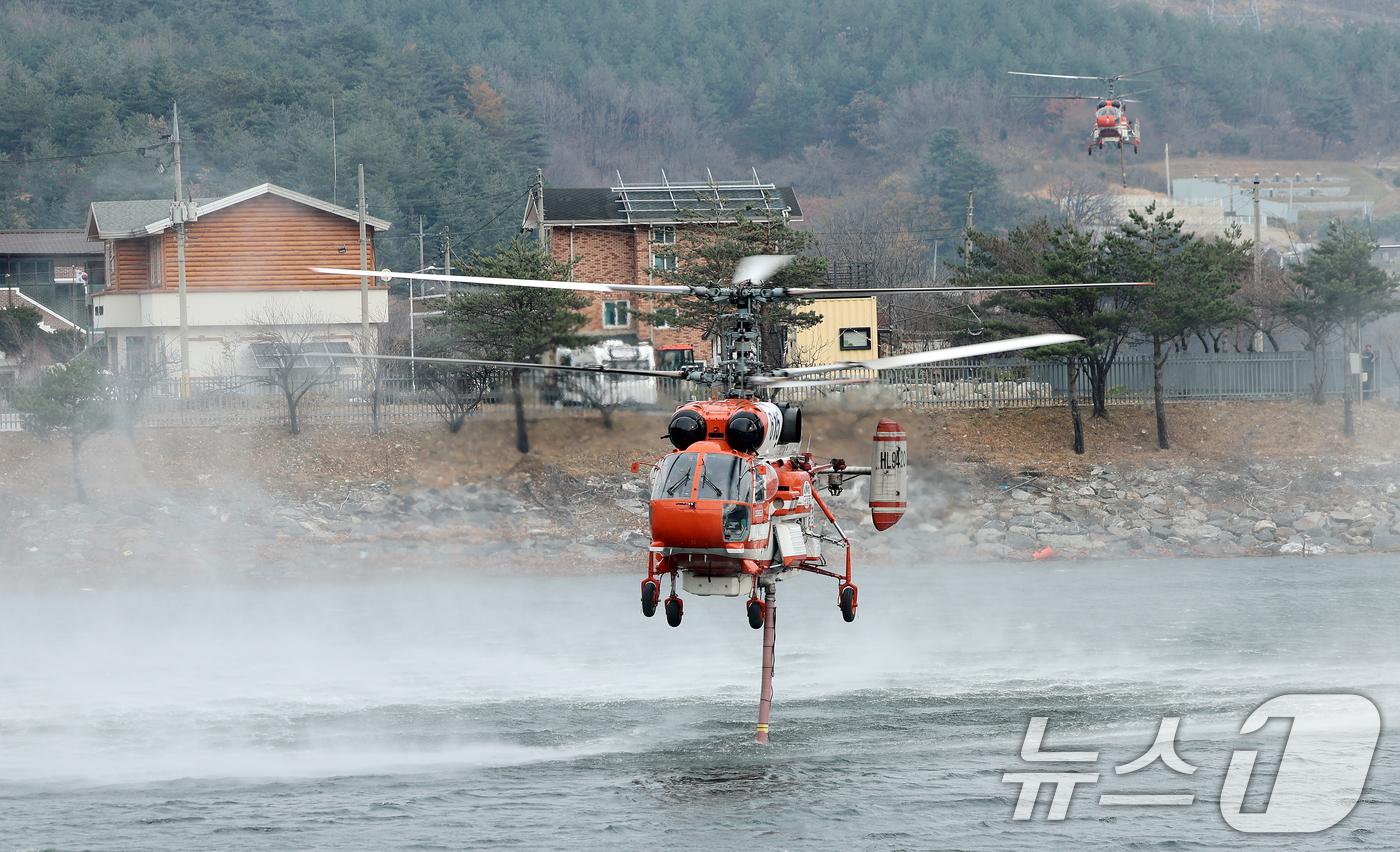 (양양=뉴스1) 이호윤 기자 = 지난 22일 오후 6시16분 강원 양양군 서면 서림리 방태산 인근 야산에서 발생한 산불이 16시간 만에 주불이 진화됐다. 사진은 23일 강원 양양군 …