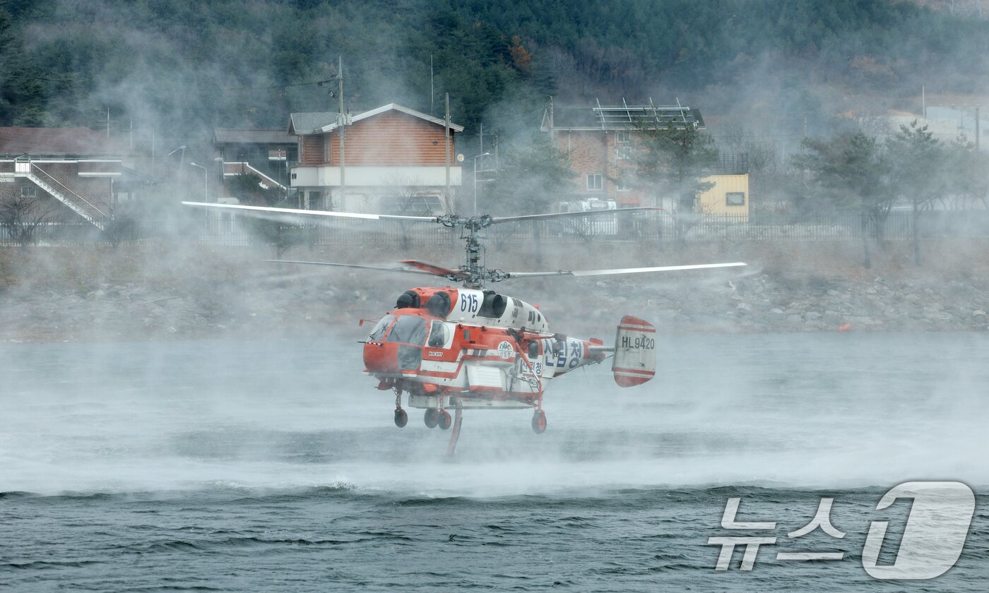 본문 이미지 -  강원 양양군 서면 서림리 방태산 인근에 산림청 산불 진화 헬기가 급수를 하고 있다. (자료사진)/뉴스1 DB