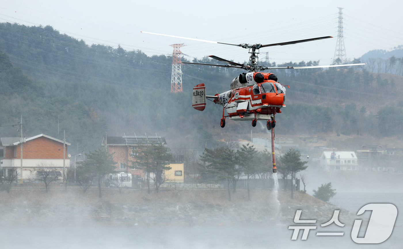 (양양=뉴스1) 이호윤 기자 = 지난 22일 오후 6시16분 강원 양양군 서면 서림리 방태산 인근 야산에서 발생한 산불이 16시간 만에 주불이 진화됐다. 사진은 23일 강원 양양군 …
