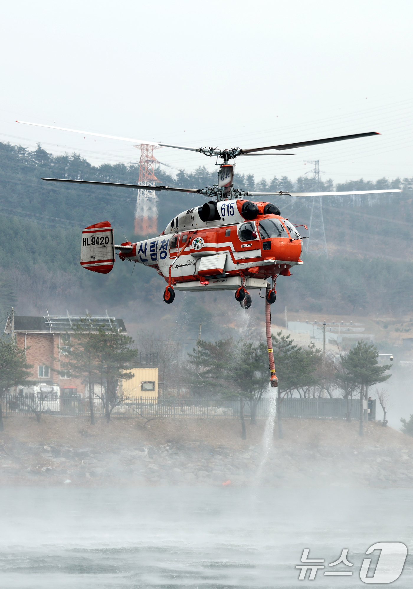 (양양=뉴스1) 이호윤 기자 = 지난 22일 오후 6시16분 강원 양양군 서면 서림리 방태산 인근 야산에서 발생한 산불이 16시간 만에 주불이 진화됐다. 사진은 23일 강원 양양군 …