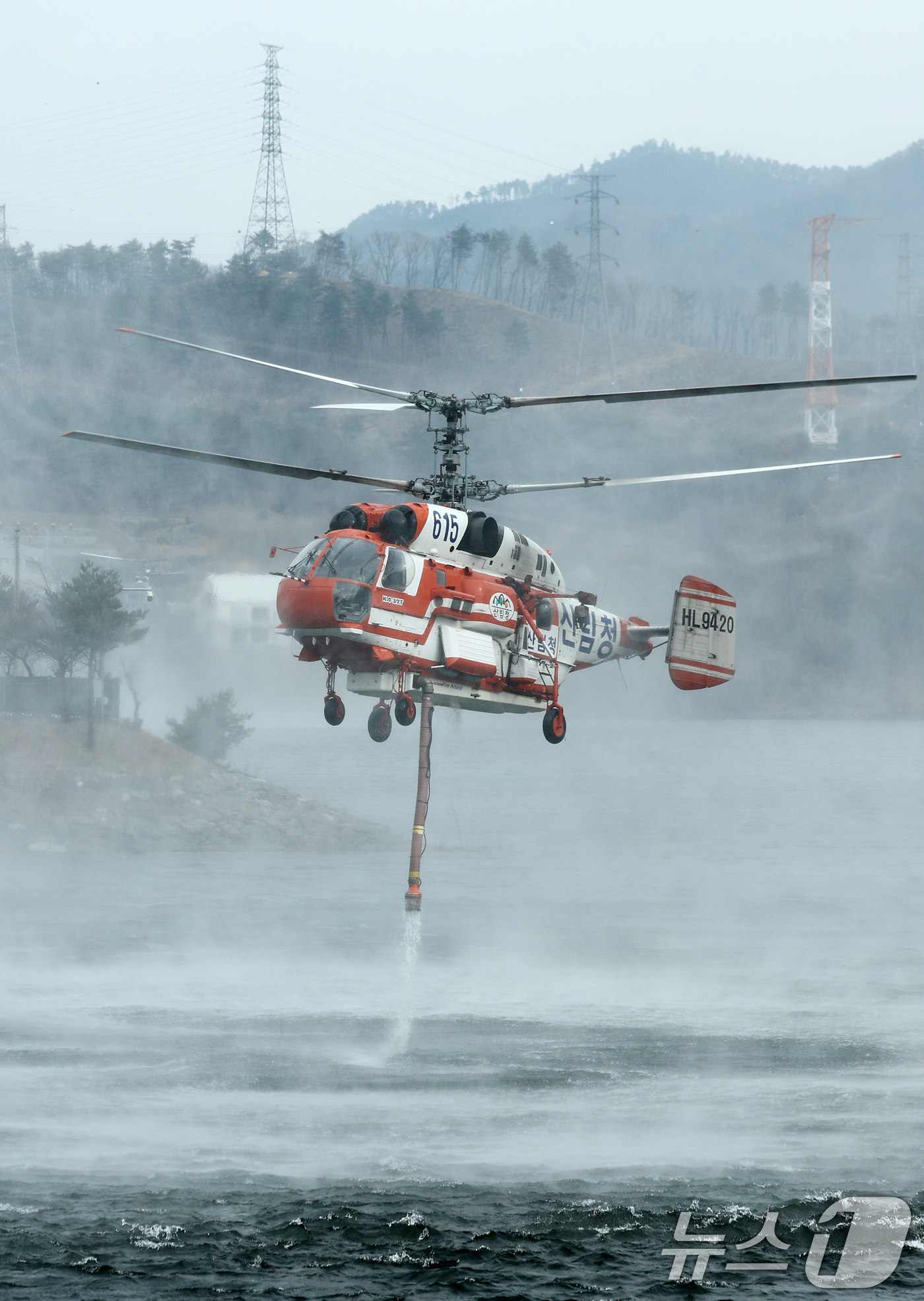 (양양=뉴스1) 이호윤 기자 = 지난 22일 오후 6시16분 강원 양양군 서면 서림리 방태산 인근 야산에서 발생한 산불이 16시간 만에 주불이 진화됐다. 사진은 23일 강원 양양군 …