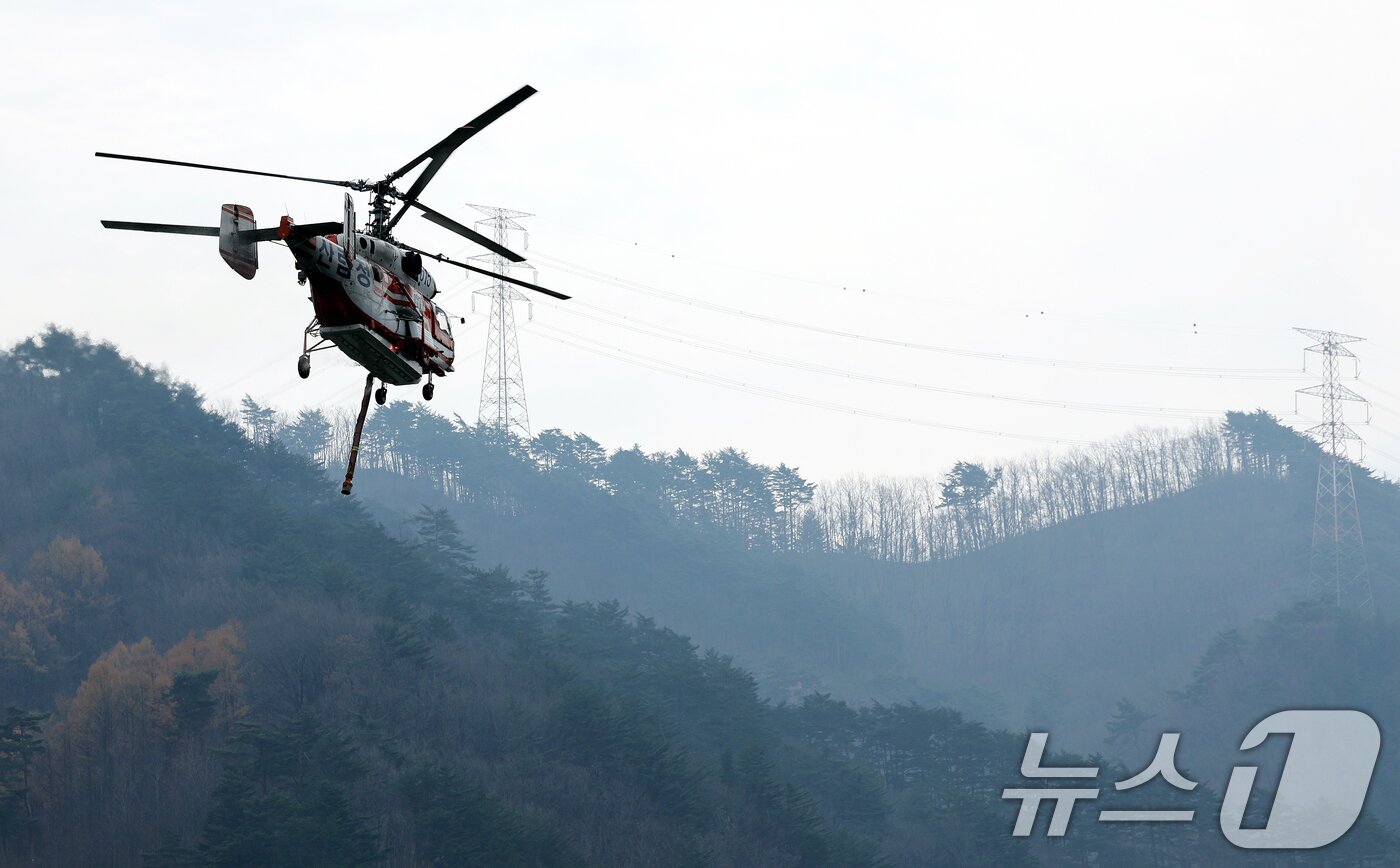 본문 이미지 - 산림청 산불 진화 헬기가 급수를 마치고 마무리 진화작업을 위해 이동하고 있다.(자료사진)/뉴스1 DB