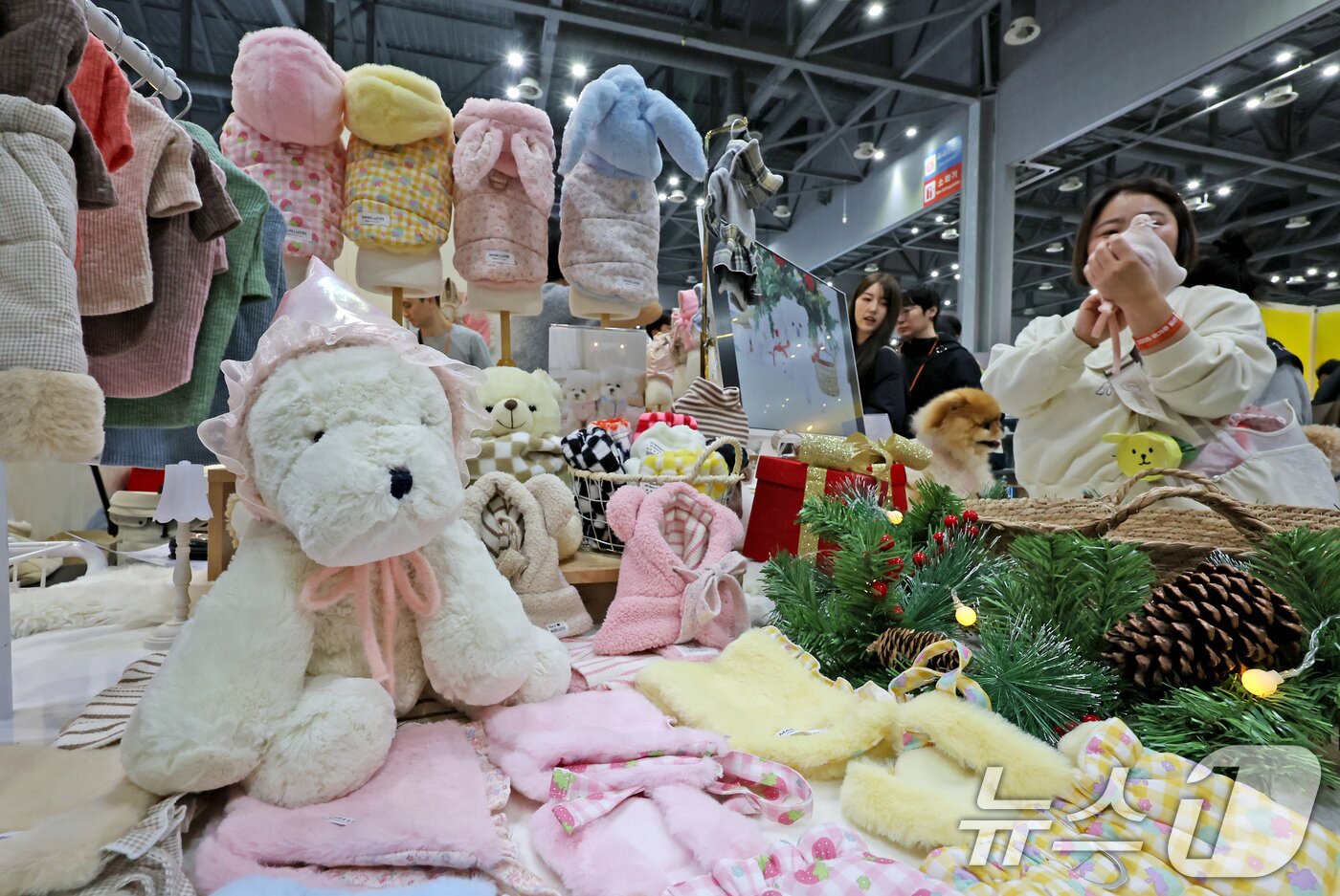본문 이미지 - 23일 경기 고양시 킨텍스에서 진행중인 '2025 메가주 일산'을 찾은 시민이 애견용 의류을 살펴보고 있다. 2025.11.23/뉴스1 ⓒ News1 장수영 기자