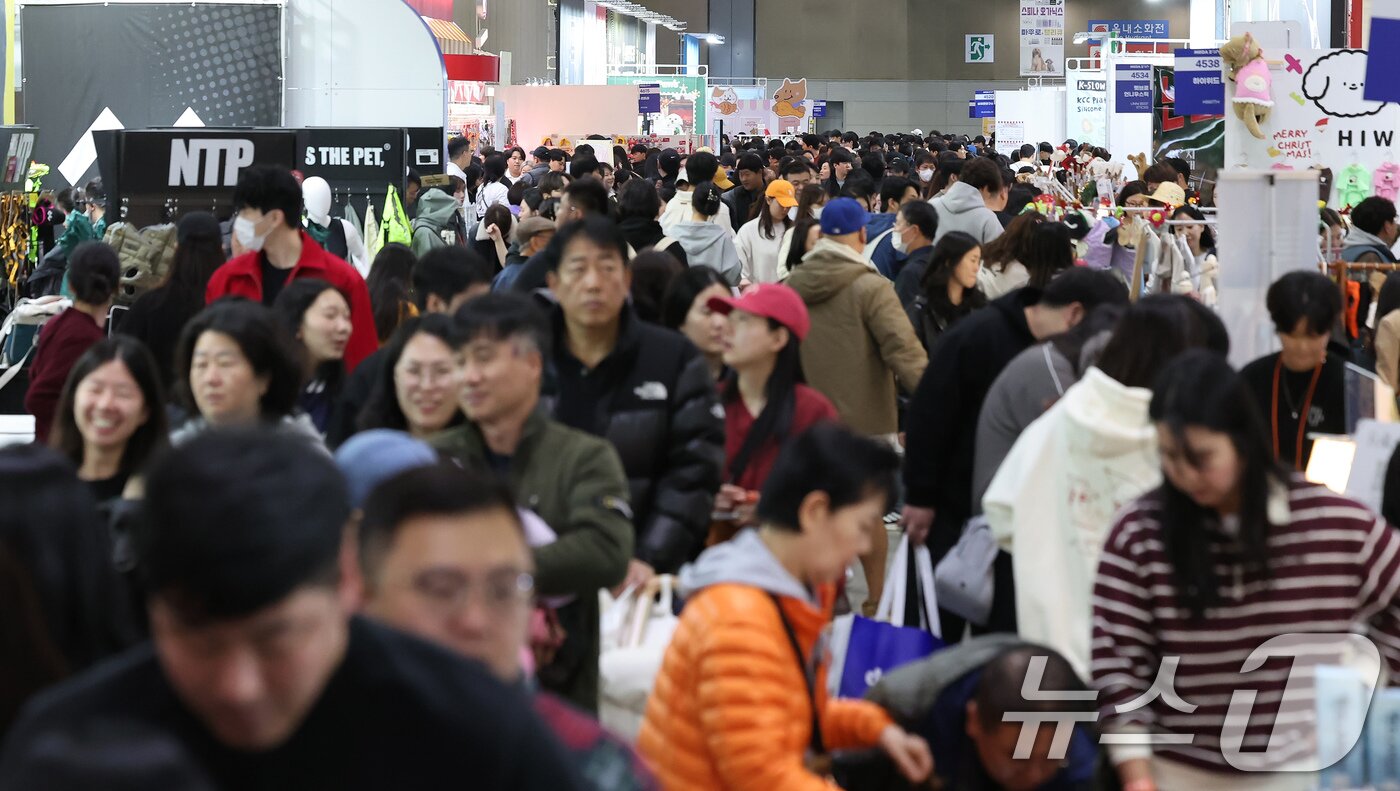 본문 이미지 - 23일 경기 고양시 킨텍스에서 진행중인 '2025 메가주 일산'을 찾은 전시 부스를 살펴보고 있다. 2025.11.23/뉴스1 ⓒ News1 장수영 기자