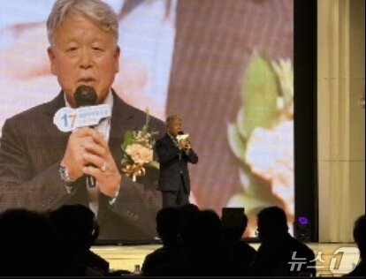 본문 이미지 - 엄홍길휴먼재단의 엄홍길 상임이사가 창립 17주년 ‘후원의 밤’ 행사에서 인사말을 하고 있는 모습.&#40;재단측 제공&#41;