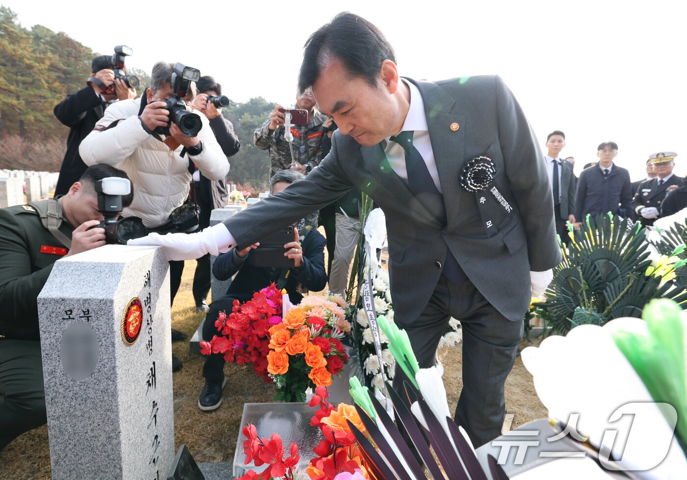 본문 이미지 - 안규백 국방부 장관이 23일 대전 유성구 국립대전현충원에서 열린 제15주년 연평도 포격전 전투영웅 추모 및 전승기념 행사에 앞서 채수근 상병의 묘역에 참배를 마치고 묘비를 어루만지고 있다. 2025.11.23/뉴스1 ⓒ News1 김기태 기자