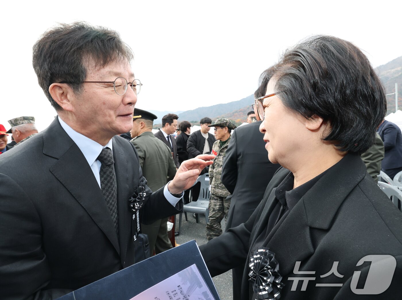 본문 이미지 - 유승민 전 의원이 지난해 11월 23일 대전 유성구 국립대전현충원에서 열린 제15주년 연평도 포격전 전투영웅 추모 및 전승기념 행사에서 고(故) 서정우 하사 어머니 김오복 보훈심사위원장을 위로하고 있다. 2025.11.23/뉴스1 ⓒ News1 김기태 기자