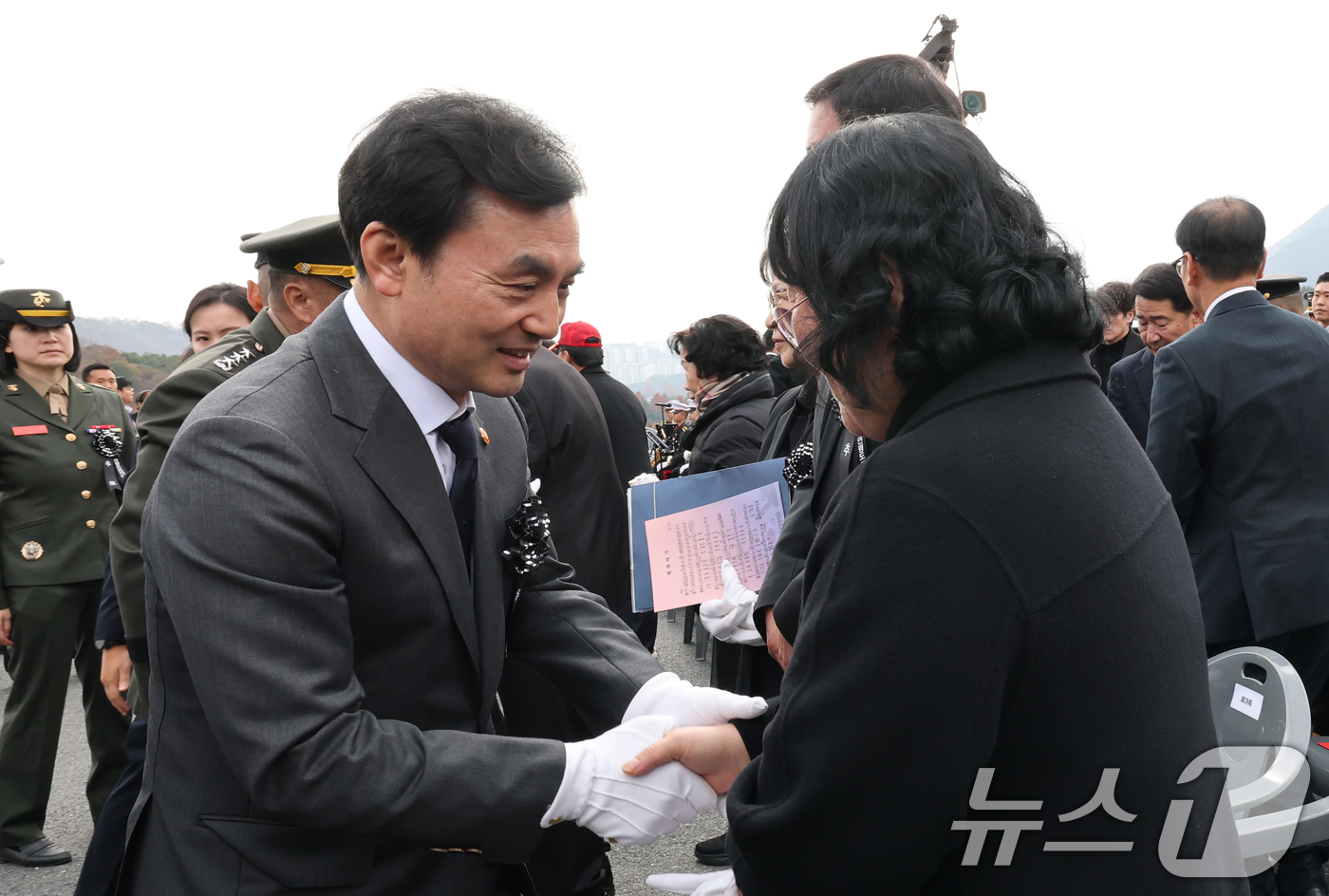 (대전=뉴스1) 김기태 기자 = 안규백 국방부 장관이 23일 대전 유성구 국립대전현충원에서 열린 제15주년 연평도 포격전 전투영웅 추모 및 전승기념 행사에서 유족을 위로하고 있다. …