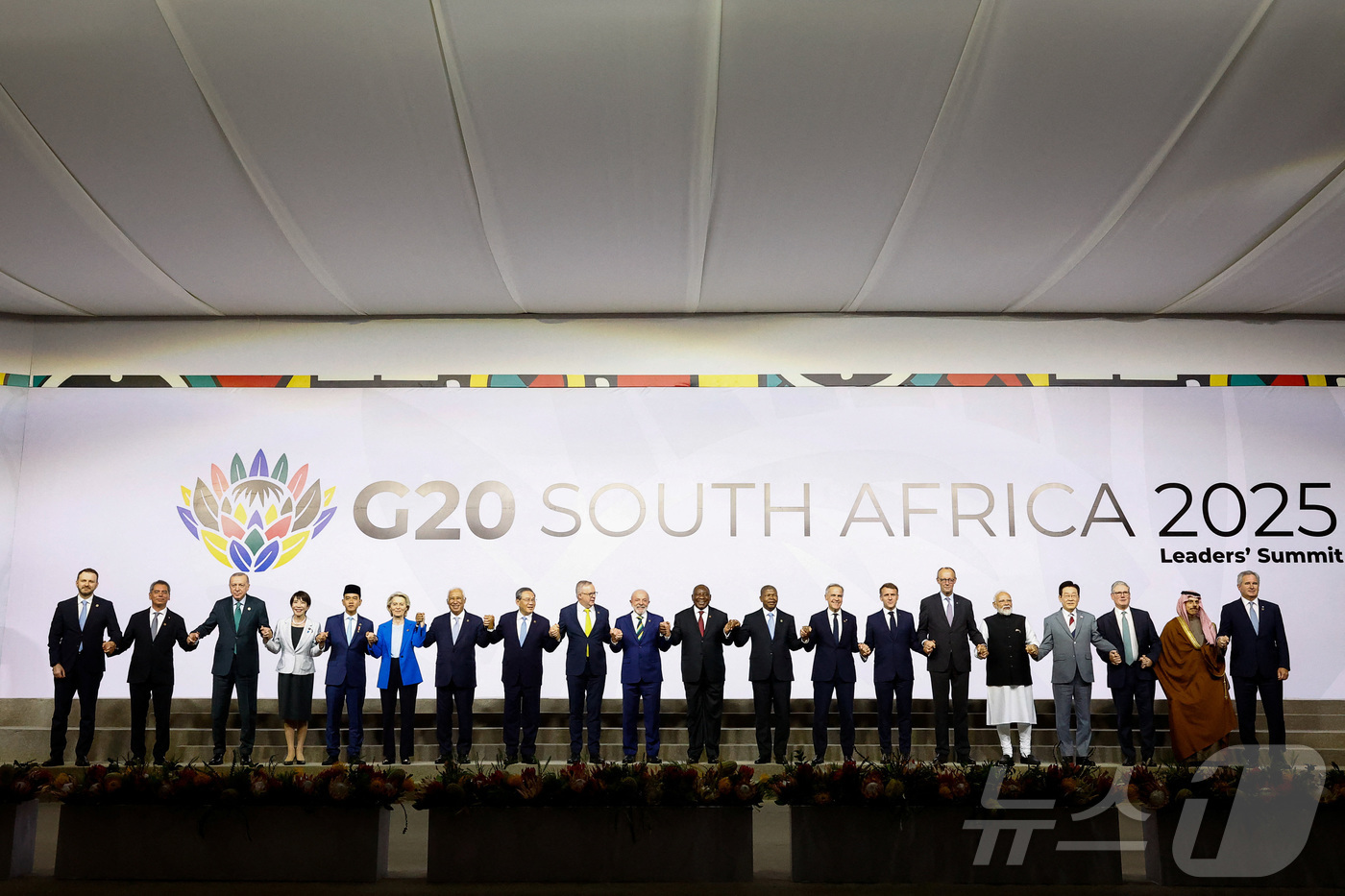 (요하네스버그 로이터=뉴스1) 최종일 선임기자 = 22일(현지시간) 남아공 요하네스버그에서 열린 주요 20개국(G20)에서 정상들이 단체 사진을 촬영했다. 왼쪽 세번째부터 레제프 …