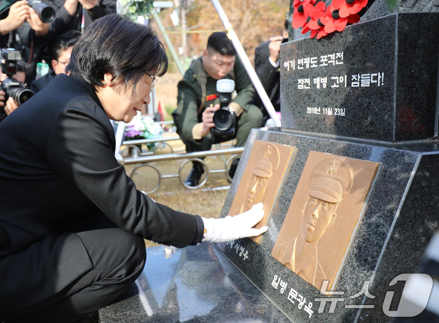 본문 이미지 - 23일 대전 유성구 국립대전현충원에서 열린 제15주년 연평도 포격전 전투영웅 추모 및 전승기념 행사에서 고(故) 서정우 하사 어머니 김오복 보훈심사위원장이 아들의 부조상을 어루만지고 있다. 2025.11.23/뉴스1 ⓒ News1 김기태 기자