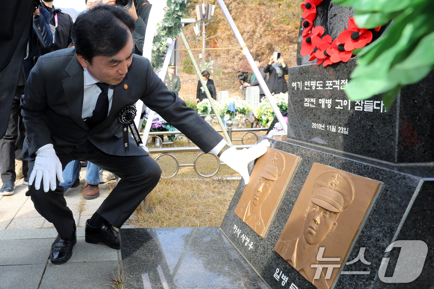 (대전=뉴스1) 김기태 기자 = 안규백 국방부 장관이 23일 대전 유성구 국립대전현충원에서 열린 제15주년 연평도 포격전 전투영웅 추모 및 전승기념 행사에서 전투영웅의 부조상을 어 …