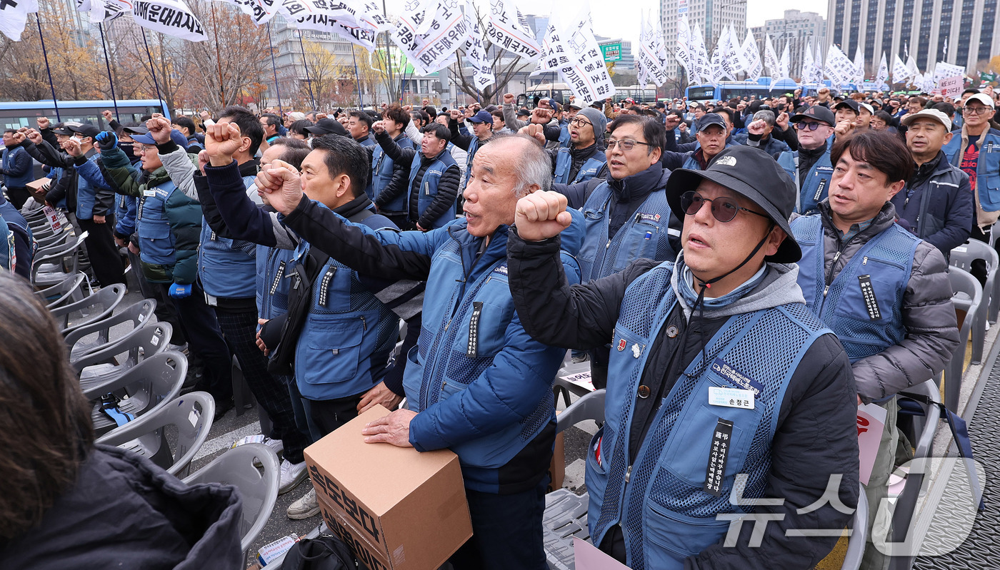 (서울=뉴스1) 박지혜 기자 = 택배노동자들이 23일 서울 광화문 동십자각 앞에서 열린 '과로사 없는 택배 만들기 시민대행진'에 앞서 구호를 외치고 있다.새벽배송을 둘러싼 논쟁은 …