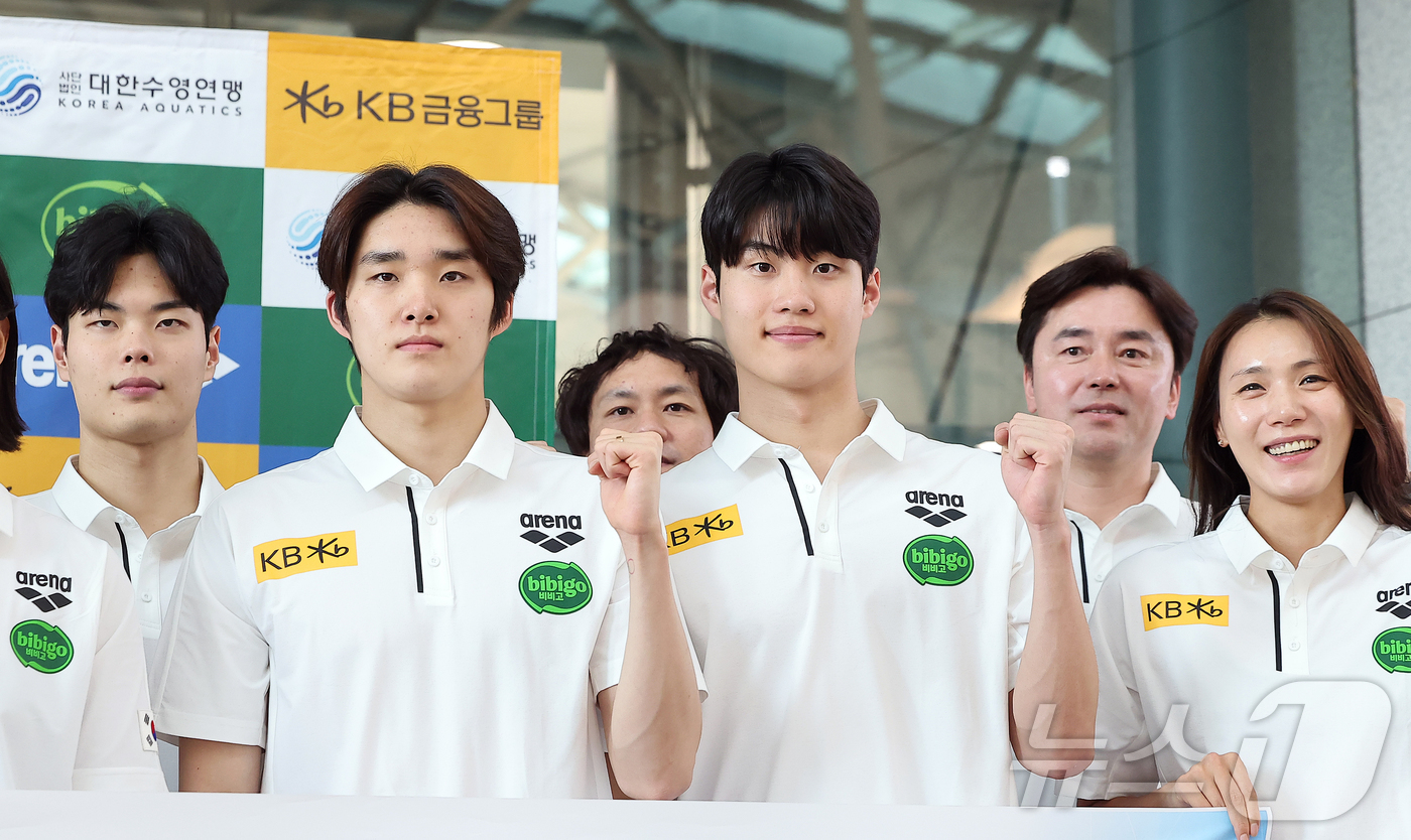 (인천공항=뉴스1) 김진환 기자 = 대한민국 수영 간판 김우민과 황선우를 비롯한 선수들이 23일 오후 인천국제공항 제1터미널에서 2025 전략종목 육성사업 수영(경영) 국가대표 해 …