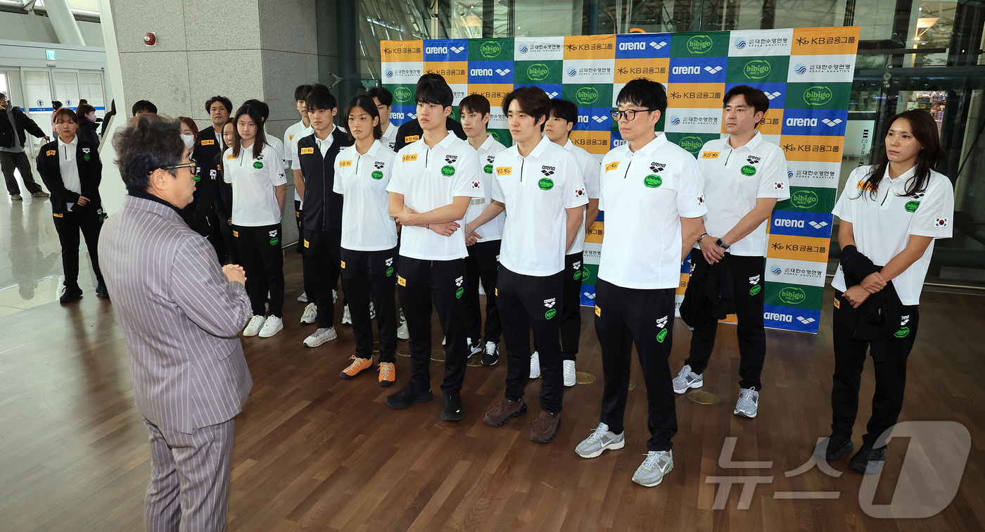 (인천공항=뉴스1) 김진환 기자 = 정창훈 대한수영연맹 회장이 23일 오후 인천국제공항 제1터미널에서 2025 전략종목 육성사업 수영(경영) 국가대표 해외 우수 선수단 합동훈련을 …