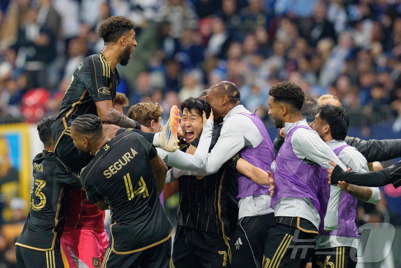 (AFP=뉴스1) 박지혜 기자 = LA FC 손흥민이 23일(한국시간) 캐나다 밴쿠버의 BC 팰리스 스타디움에서 열린 밴쿠버 화이트캡스와 2025 MLS컵 8강전(서부 콘퍼런스 준 …