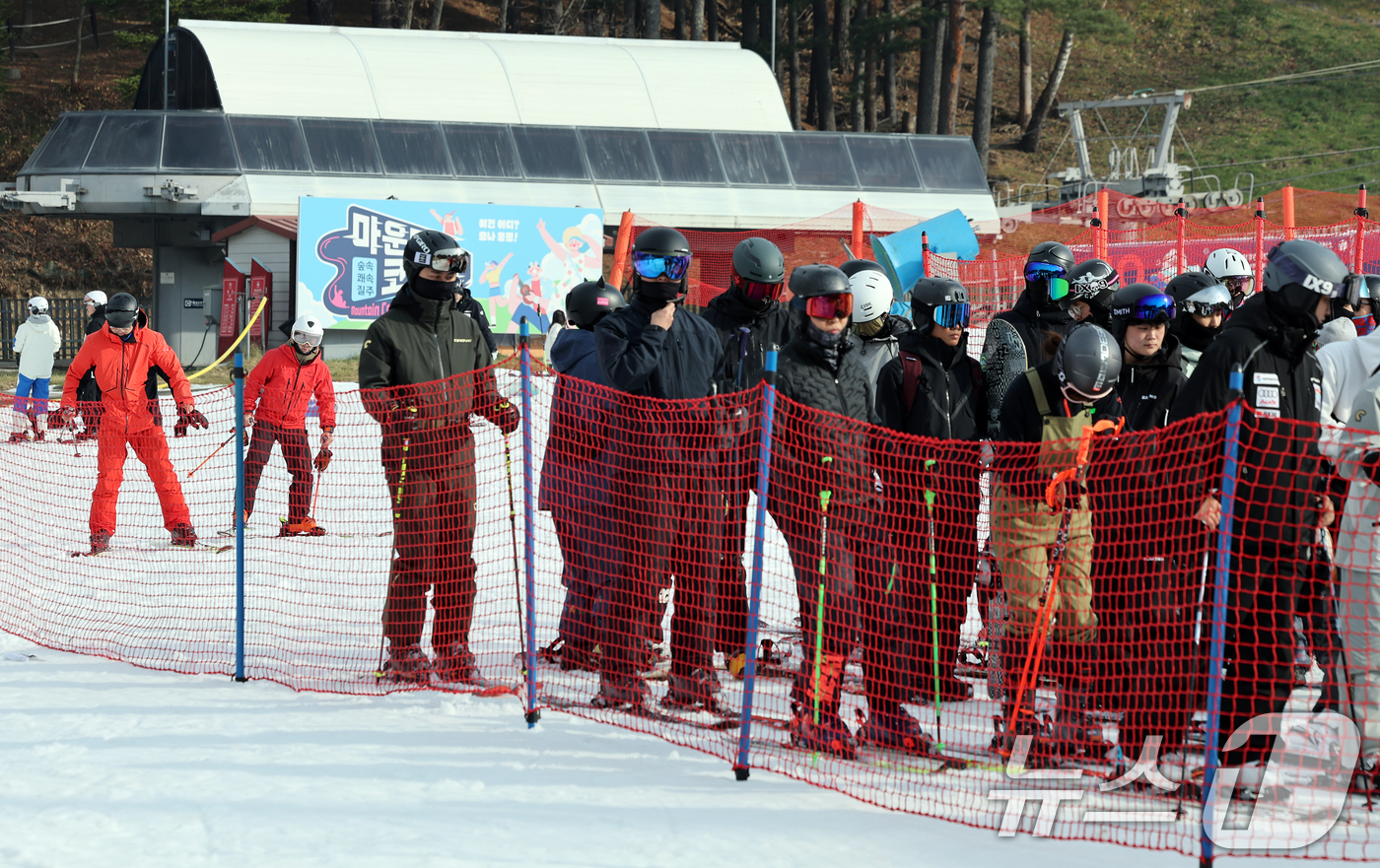 (평창=뉴스1) 이호윤 기자 = 개장 후 첫 주말인 23일 강원 평창군 모나용평리조트 스키장을 방문한 시민들이 리프트 앞에 줄지어 차례를 기다리고 있다. 2025.11.23/뉴스1 …
