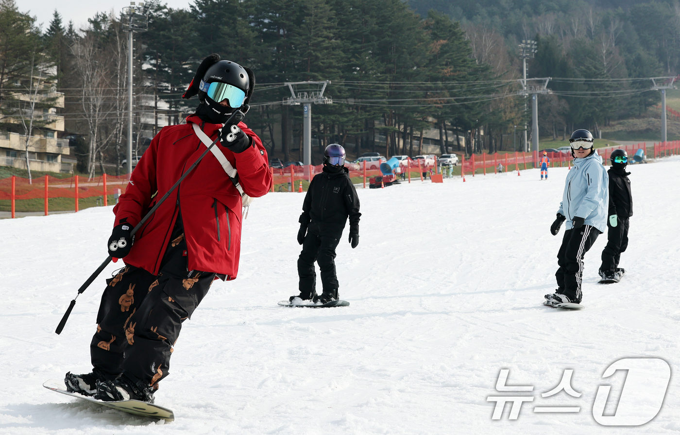 (평창=뉴스1) 이호윤 기자 = 개장 후 첫 주말인 23일 강원 평창군 모나용평리조트 스키장을 방문한 시민들이 스키와 보드를 타며 겨울을 만끽하고 있다. 2025.11.23/뉴스1 …