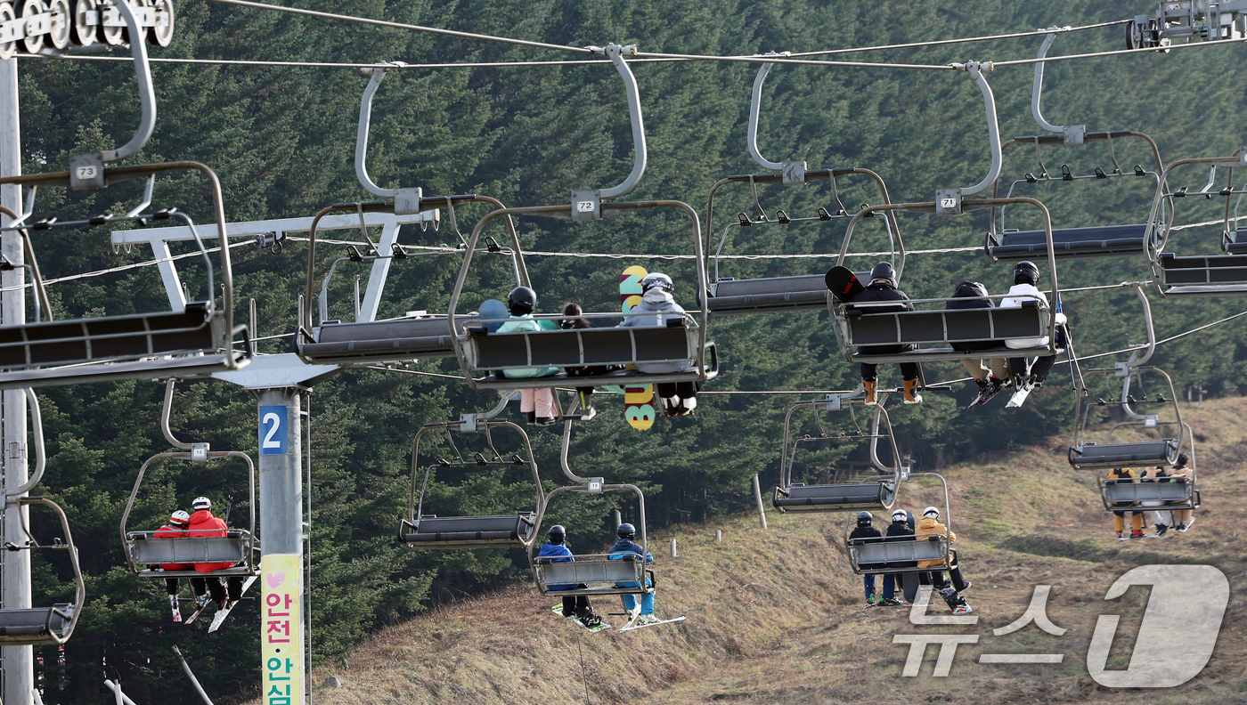 (평창=뉴스1) 이호윤 기자 = 개장 후 첫 주말인 23일 강원 평창군 모나용평리조트 스키장을 방문한 시민들이 리프트를 타고 있다. 2025.11.23/뉴스1