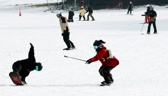 주말 눈 쌓인 강원…'하이원·용평·엘리시안' 스키장 인파 몰려