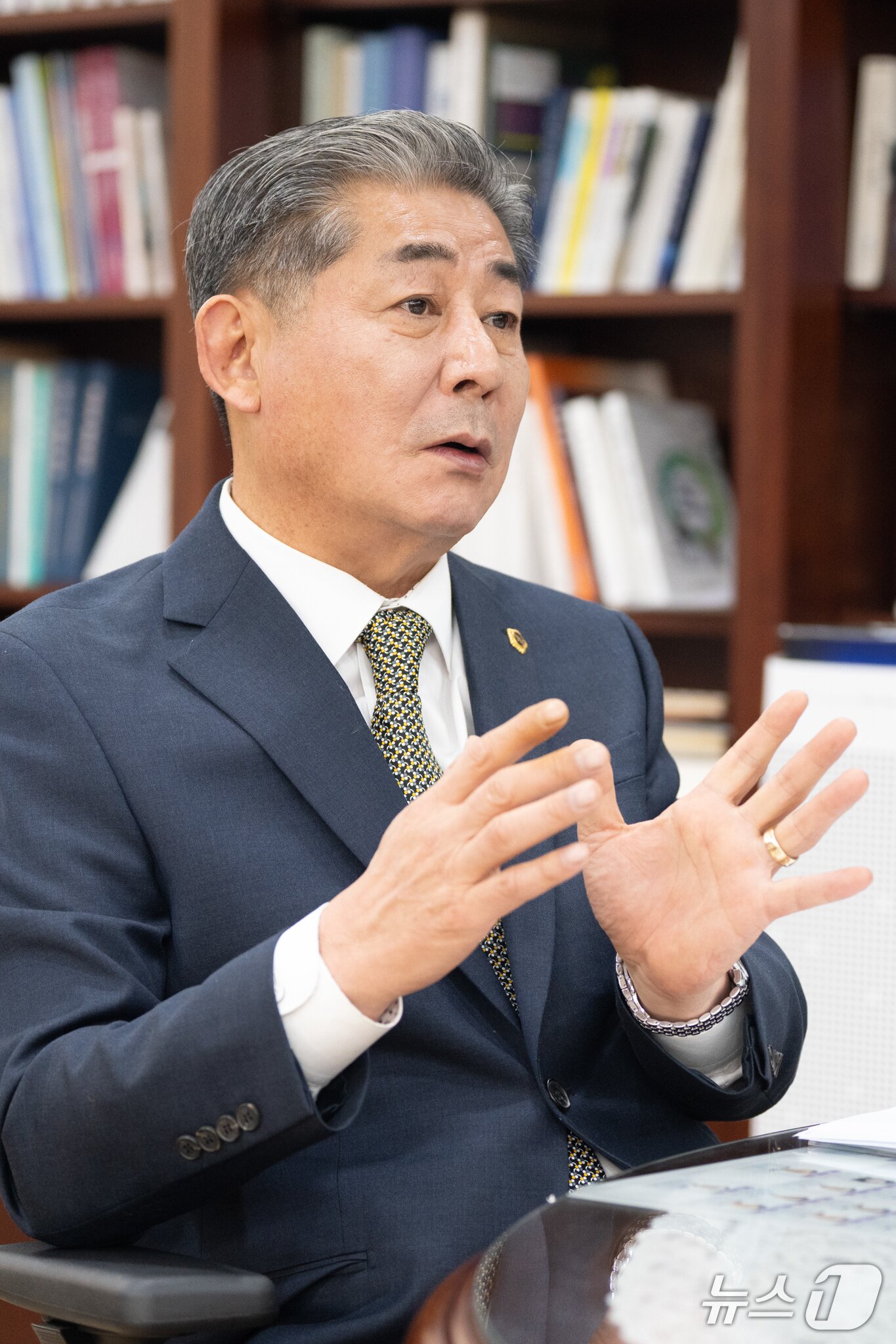 본문 이미지 - 정해권 인천시의회의장이 지난 20일 인천시의회 의장실에서 뉴스1과 만나 인터뷰 하고 있다.(인천시의회 제공. 재배포 및 DB금지)2025.11.23/뉴스1