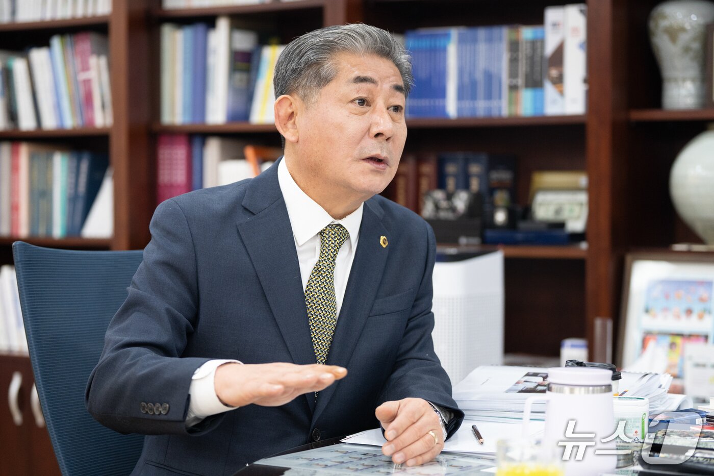 본문 이미지 - 정해권 인천시의회의장이 지난 20일 인천시의회 의장실에서 뉴스1과 만나 인터뷰 하고 있다.(인천시의회 제공. 재배포 및 DB금지)2025.11.23/뉴스1