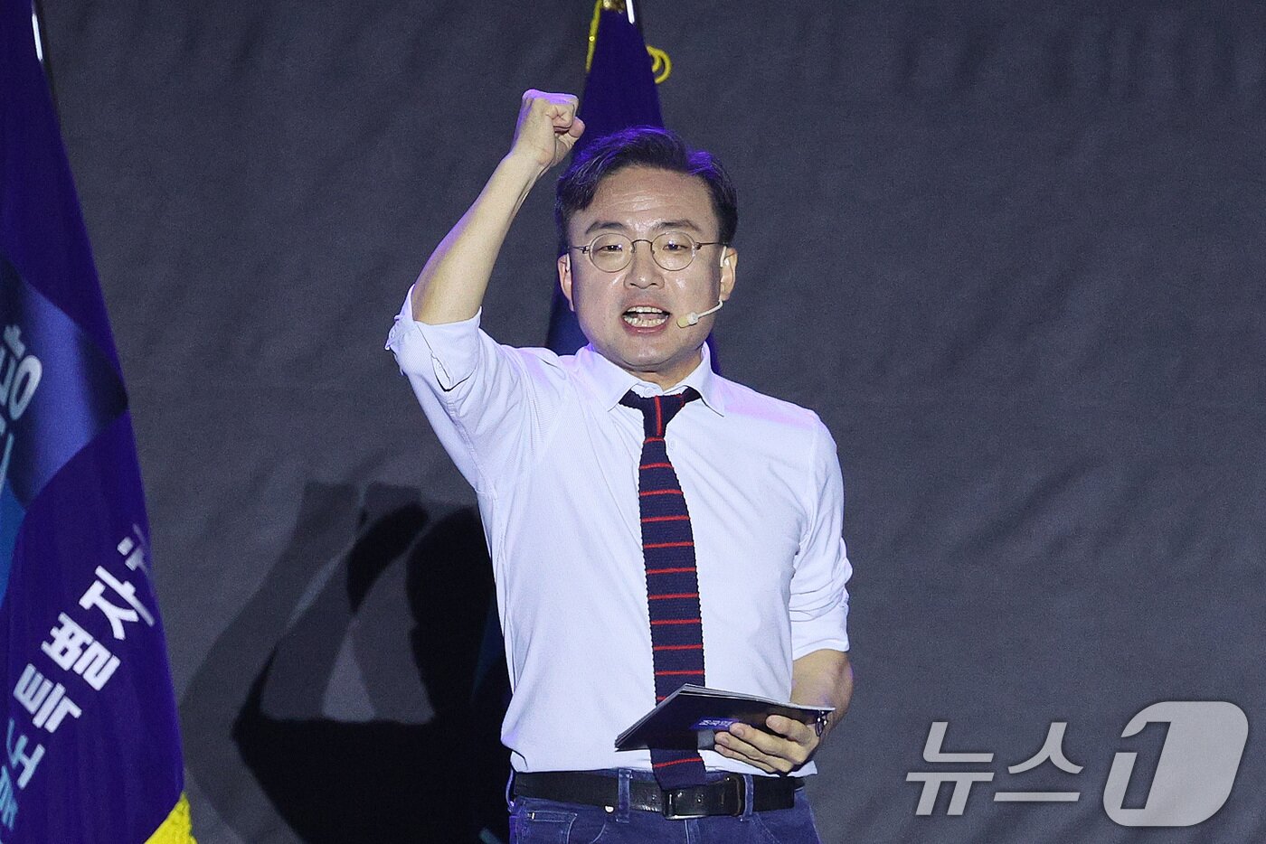 본문 이미지 - 신장식 조국혁신당 최고위원 후보가 23일 충북 청주시 오스코에서 열린 조국혁신당 전국당원대회에서 정견 발표를 하고 있다. 2025.11.23/뉴스1 ⓒ News1 신웅수 기자