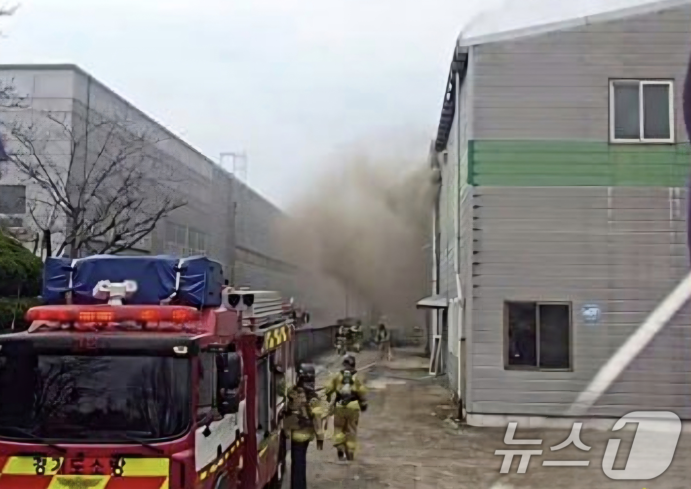 (서울=뉴스1) = 23일 오전 11시 31분께 경기도 평택시 포승공단 한 폐공장에서 화재가 발생해 소방대원들이 화재진압을 하고 있다.이 공장은 폐업 상태로 화재 당시 건물 내에 …