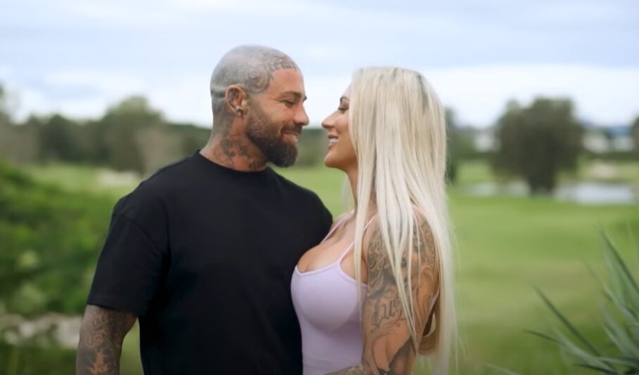 본문 이미지 - 호주 골드코스트 출신 커플, 코트니 제임스와 개비 라이언스. 출처=더선