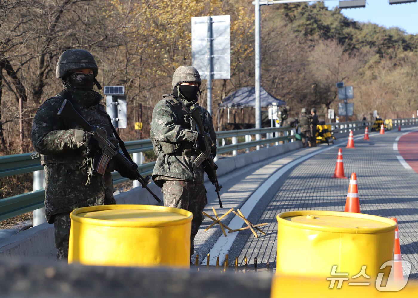 본문 이미지 - 3기갑여단 장병들이 2025년 호국훈련의 일환으로 검문소를 운용 중이다.(3기갑여단 제공, 재판매 및 DB금지)