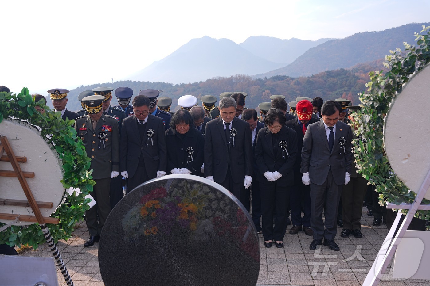 (서울=뉴스1) = 안규백 국방부 장관과 주일석 해병대사령관을 비롯한 유가족들이 23일 대전 현충원에서 열린 제15주년 연평도포격전 전투영웅 추모 및 전승기념행사에서 전사자 묘역을 …