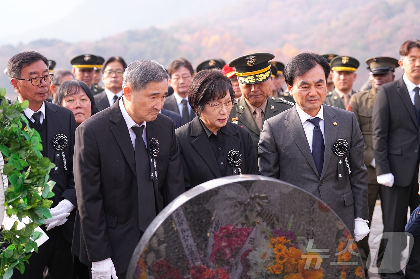 (서울=뉴스1) = 안규백 국방부 장관과 주일석 해병대사령관을 비롯한 유가족들이 23일 대전 현충원에서 열린 제15주년 연평도포격전 전투영웅 추모 및 전승기념행사에서 전사자 묘역을 …