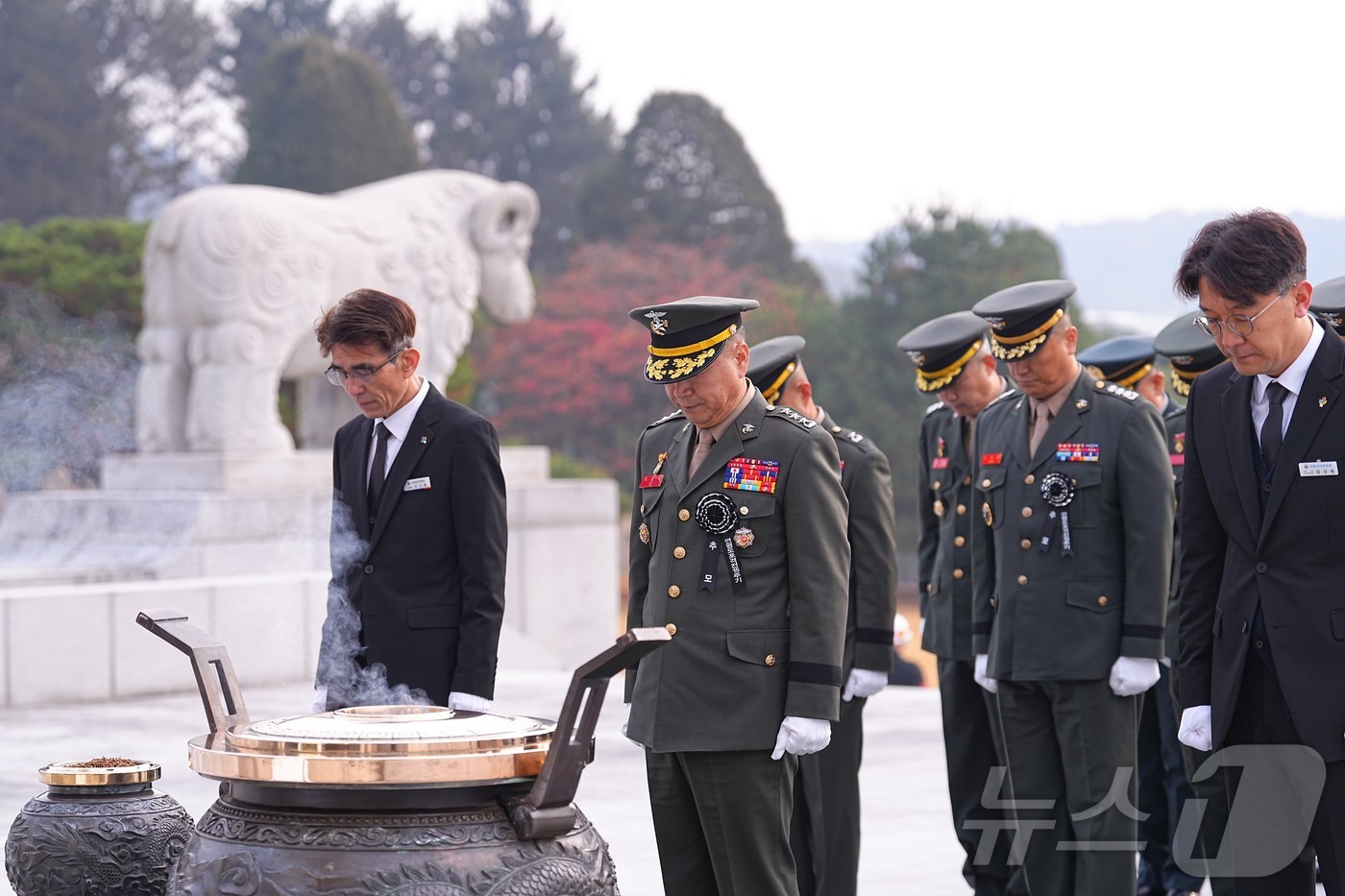 (서울=뉴스1) = 주일석 해병대사령관이 23일 대전 현충원에서 열린 제15주년 연평도포격전 전투영웅 추모 및 전승기념행사에 앞서 현충탑 참배를 하고 있다. (해병대사령부 제공. …